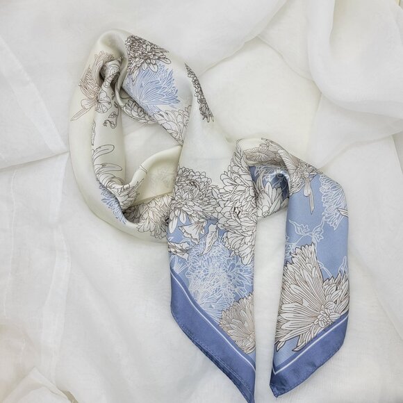 ✨Elegant Silky Scarf Blue Beige Floral Leaf Botanical Square Vintage Print Wrap✨ - Picture 3 of 5